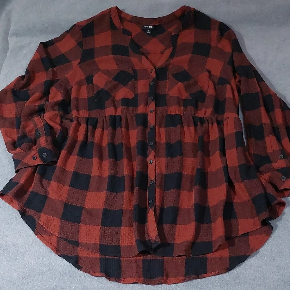 Torrid Red & Black Buffalo Plaid Button Down Tunic - Size 2 - Picture 3 of 7